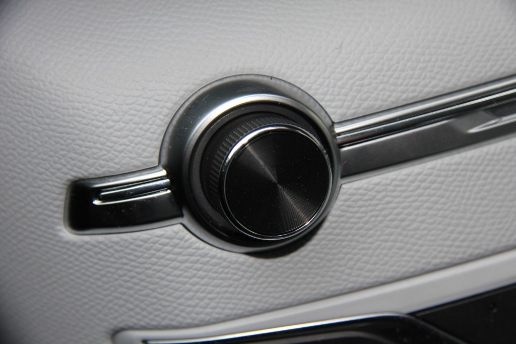 Świetny potencjometr w Peugeot 308. Ze skokową regulacją jak w dobrym sprzęcie audio.
