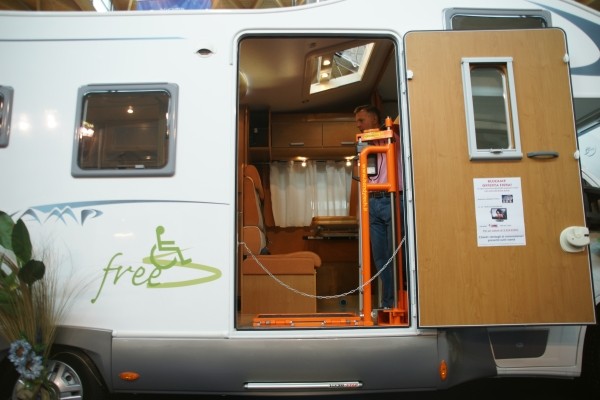 Samochód kempingowy SKY Free firmy Blucamp stworzony został w 2008 roku dla osób niepełnosprawnych.