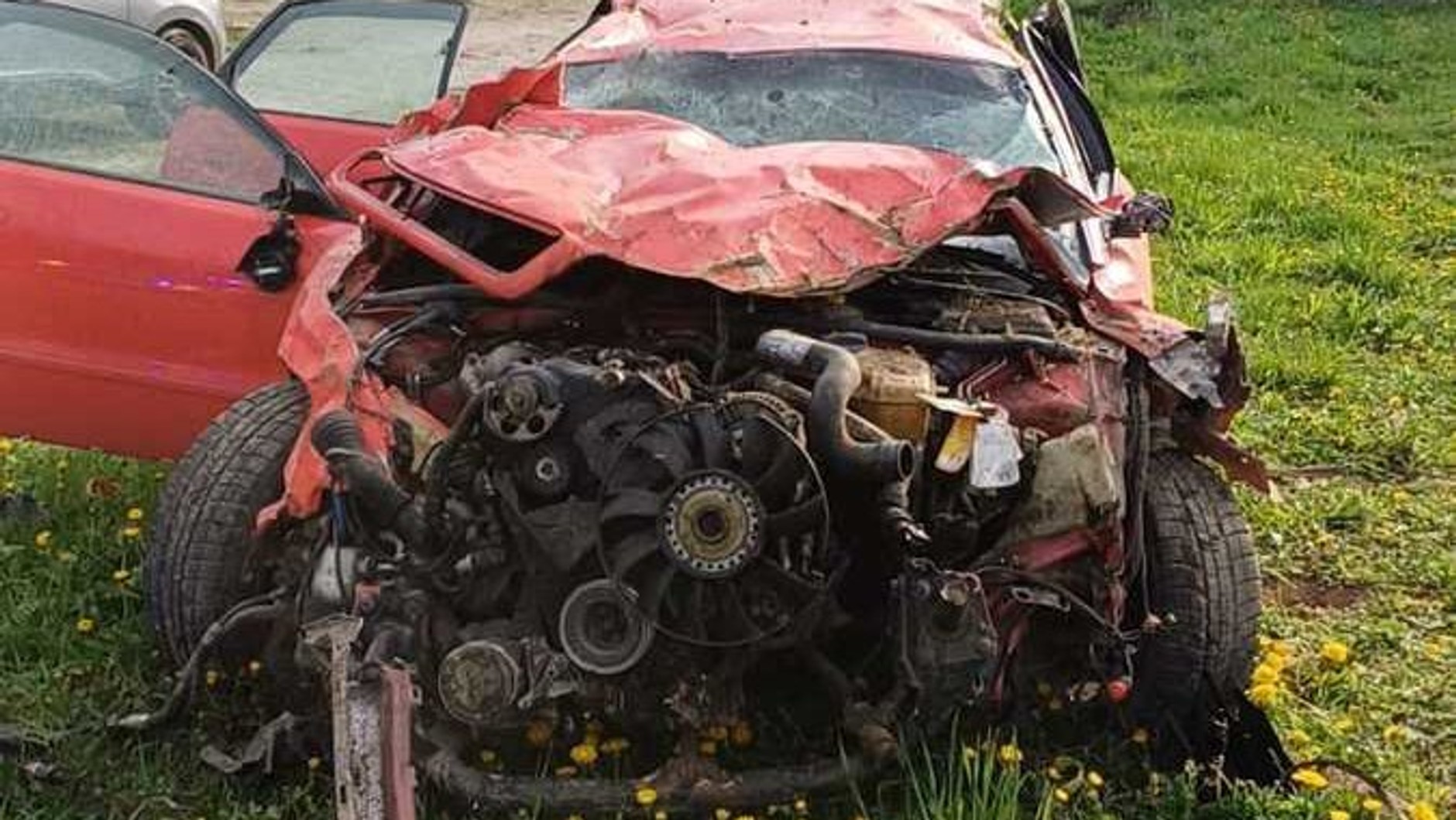 Kierowca Audi z impetem dachował przez dwie działki