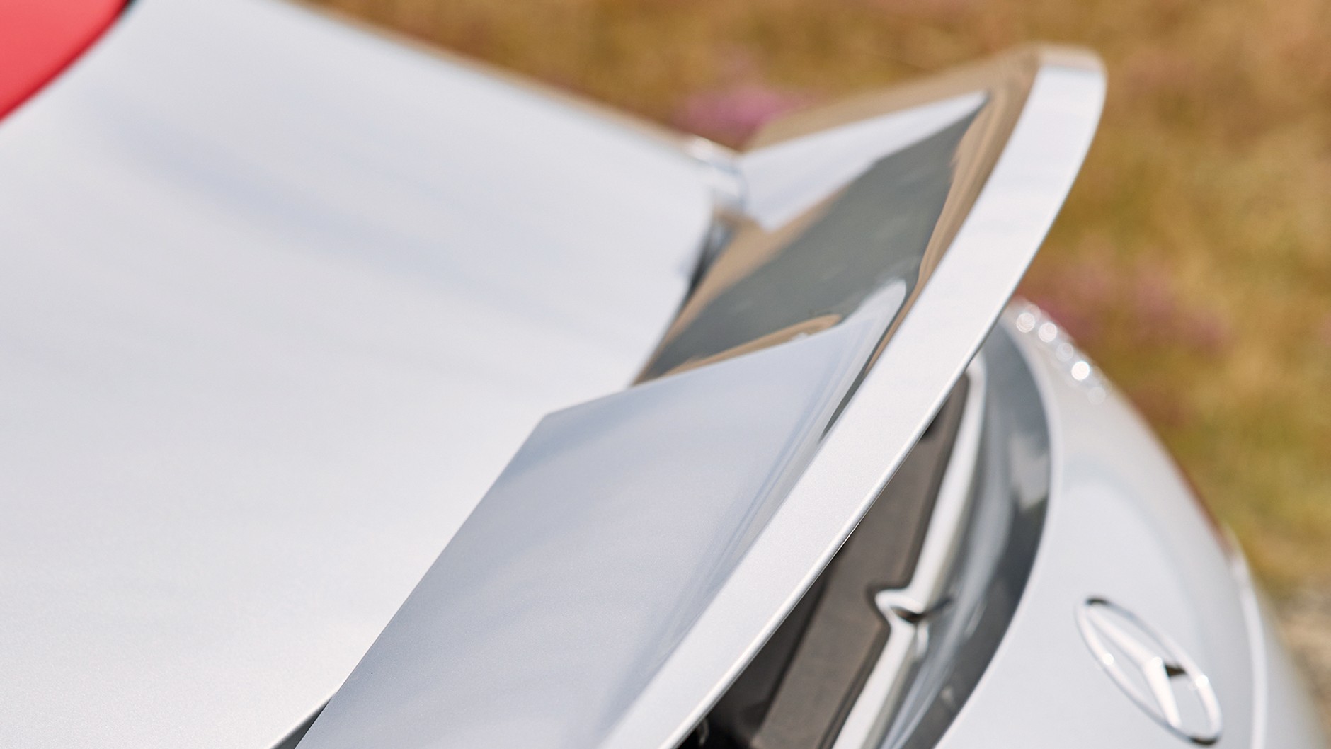 Tylny spoiler kierowca może uruchomić elektrycznie, podczas jazdy jego pozycja zmienia się w zależności od sytuacji