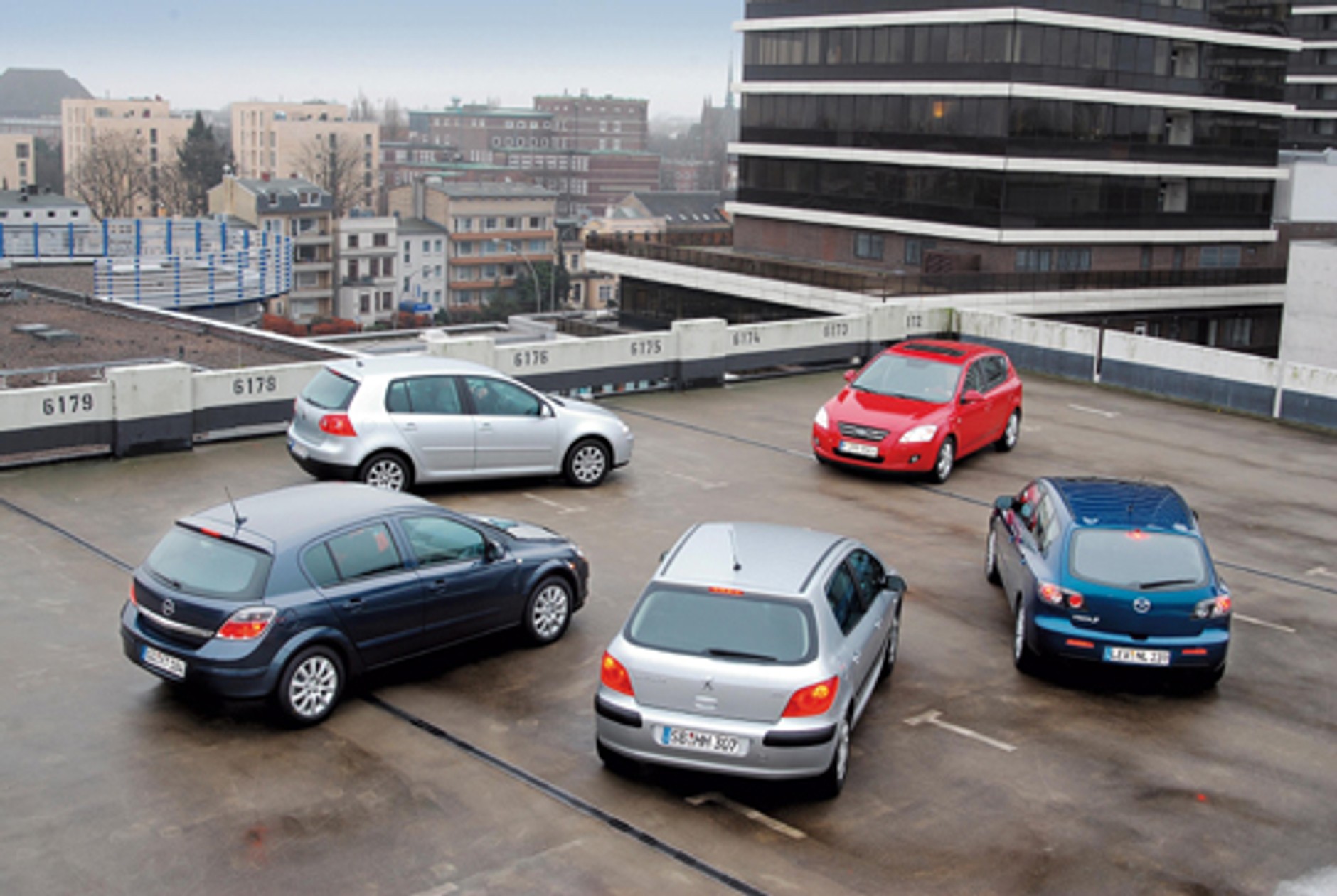 Kia Ceed, VW Golf, Mazda 3, Opel Astra, Peugeot 307 - Kto przebije "koreańczyka"?