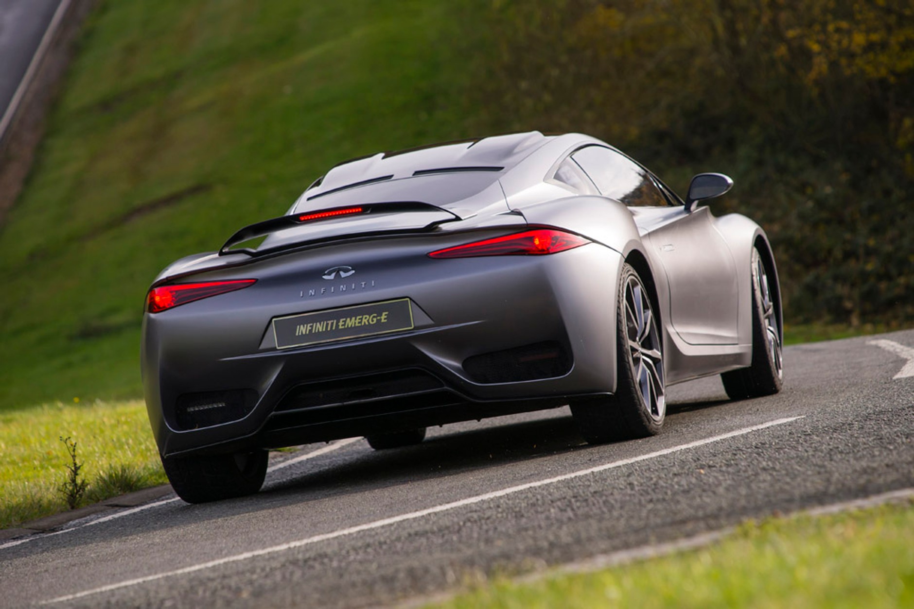 Infiniti Emerg-e: samochód mknący w milczeniu