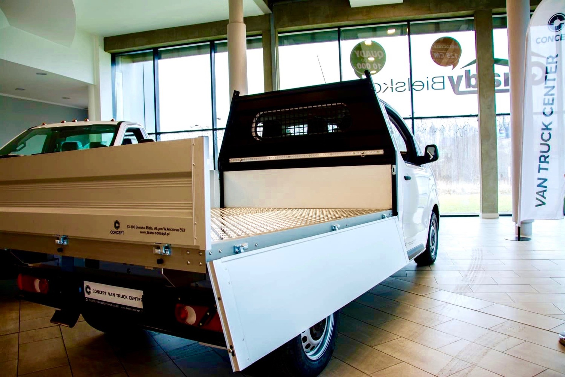 Peugeot Expert z zabudową Concept Flatbed