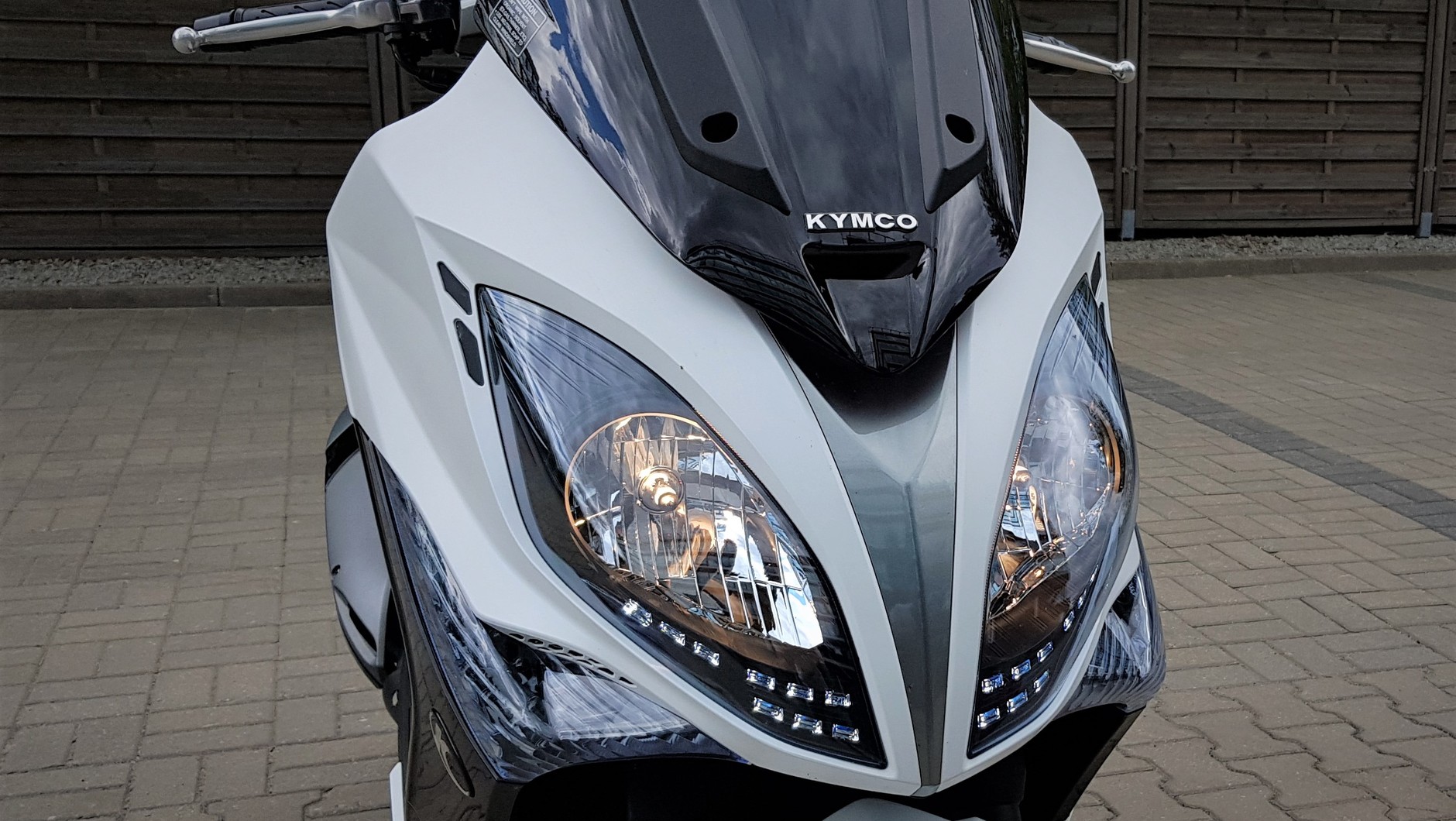 Kymco Xciting 400i - lampy z przodu