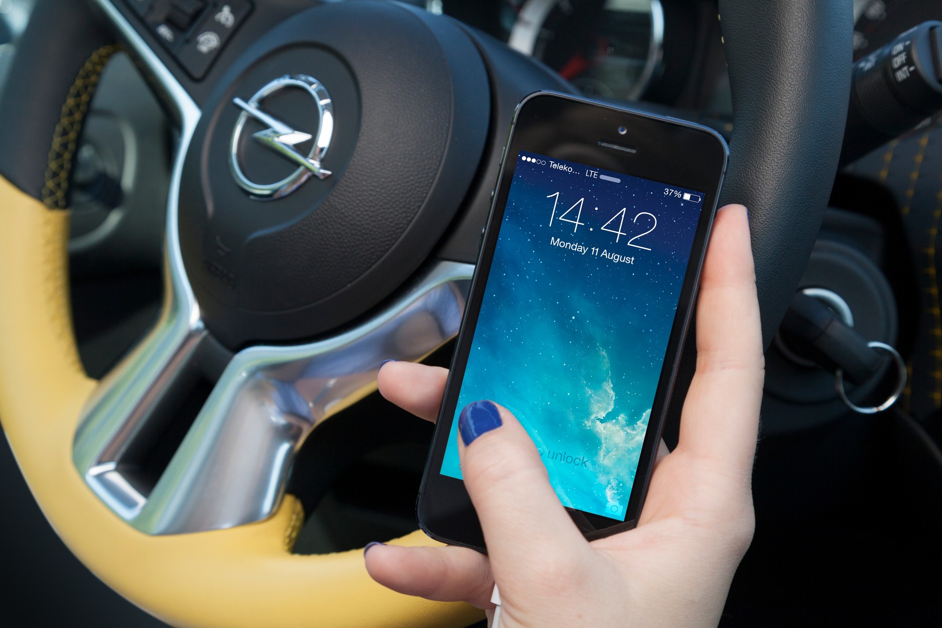 Podłączanie smartfonu do zestawu IntelliLink