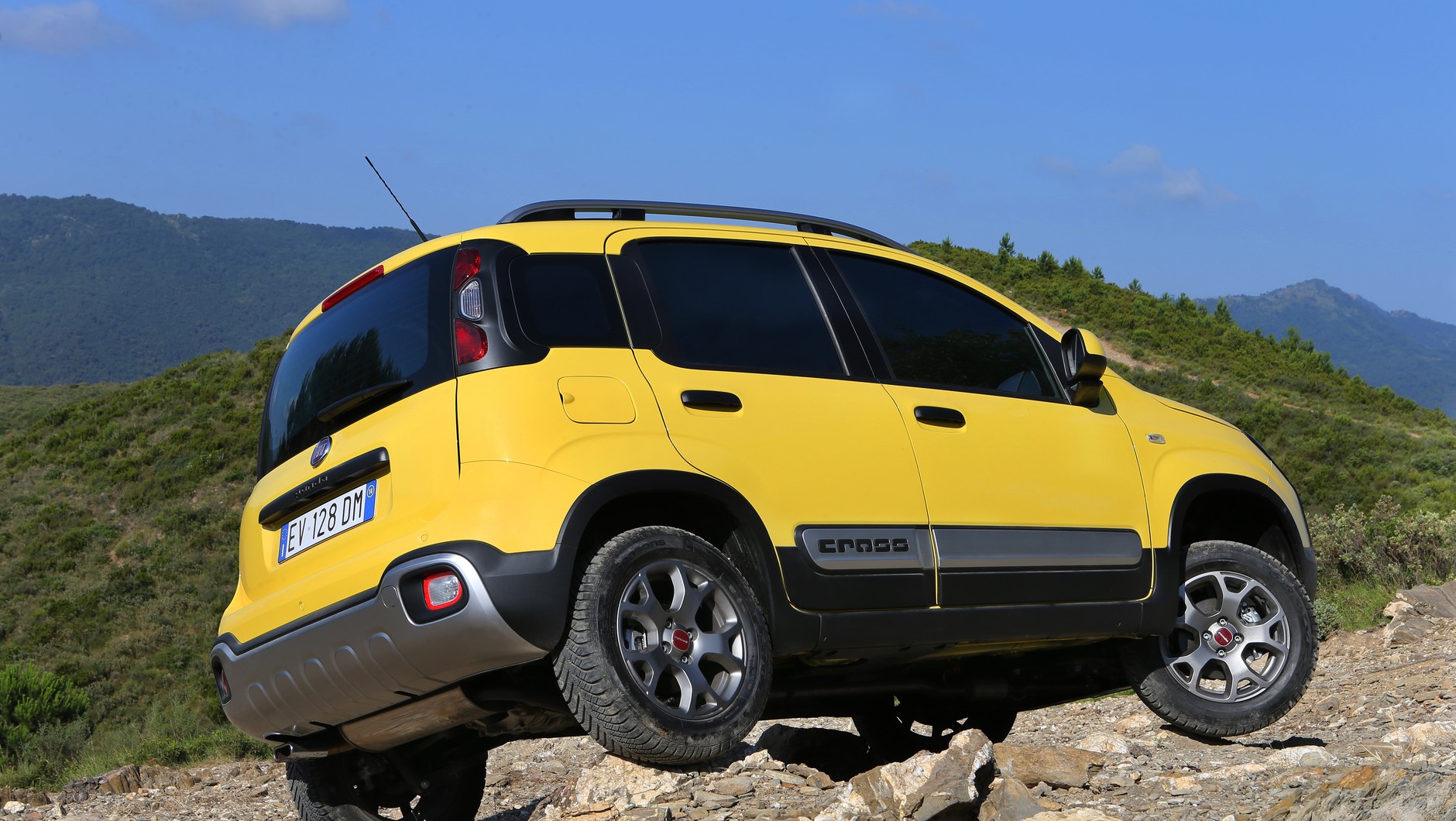 Większy prześwit i napęd 4x4 sprawiają, że bez obaw można zjechać z asfaltu