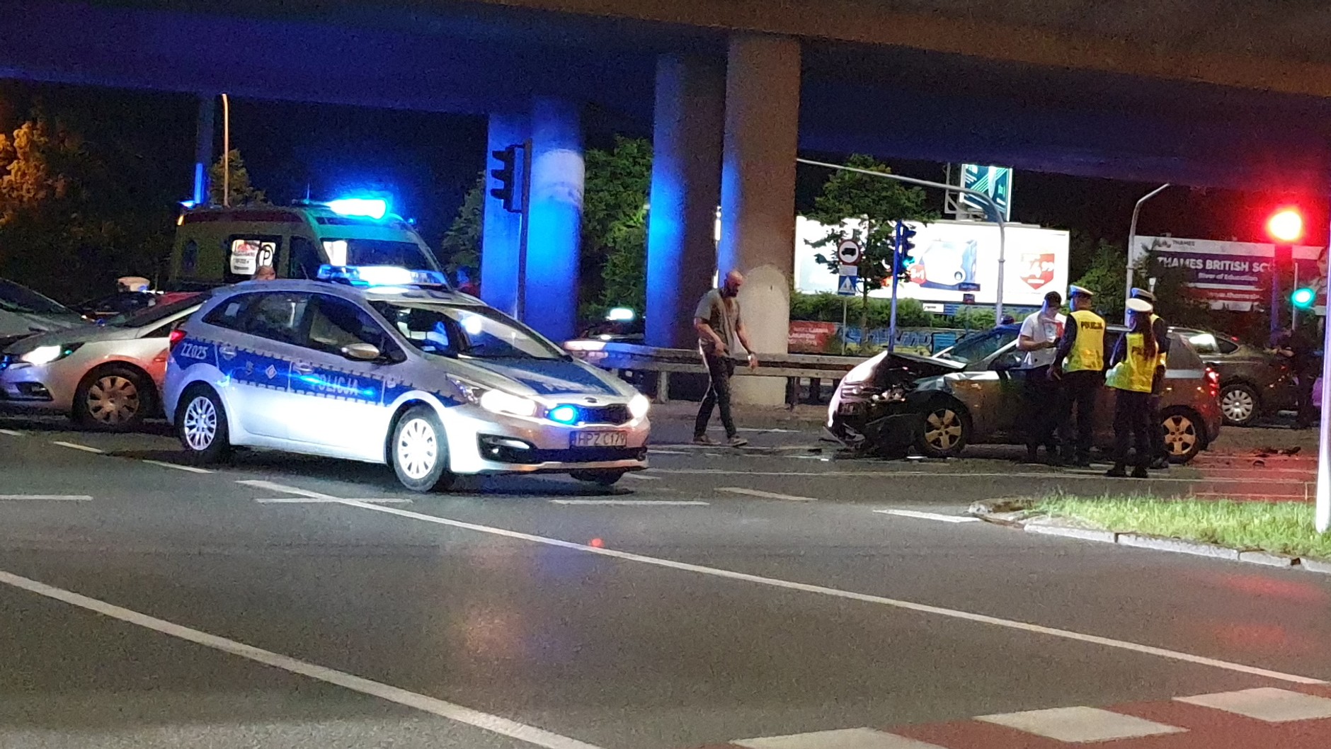 Pijany uciekał przed policją. Zderzył się z nieoznakowanym radiowozem i taksówką