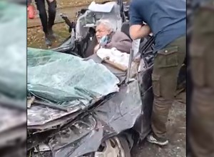 Rosyjski czołg najechał celowo na cywilny samochód. Mieszkańcy rzucili się na pomoc kierowcy