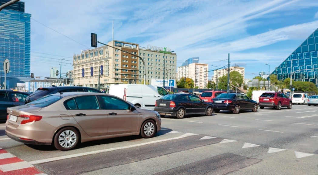 Brak miejsca do kontynuowania jazdy, ale kierowcy na dwóch pasach ruchu po lewej stronie wjechali na skrzyżowanie, powodując jego paraliż.