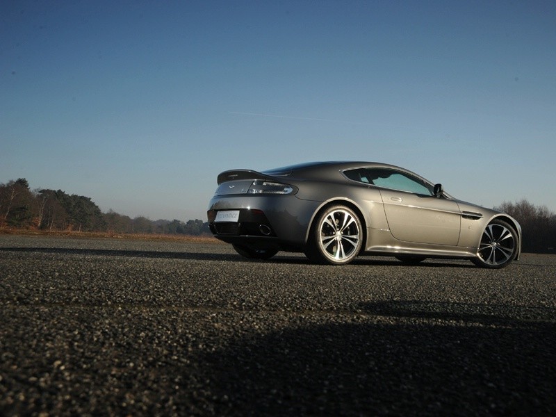 Genewa 2009: Aston Martin V12 Vantage – większy silnik dla małego Astona