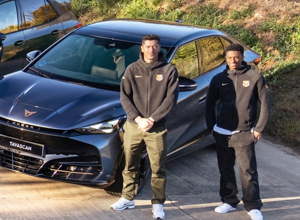 Robert Lewandowski i Wojciech Szczęsny wybrali nowe samochody. Takie same