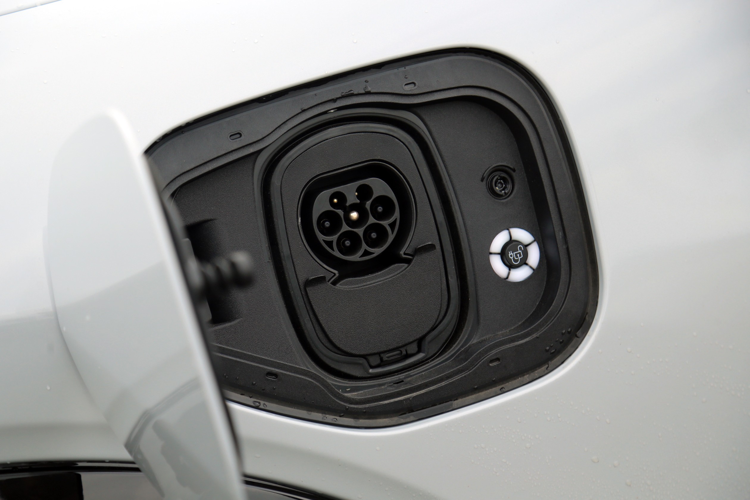 Ładowanie z domowego gniazdka trwa aż 27 godzin. Nie imponuje też maksymalna moc ładowania prądem DC (do 150 kW).