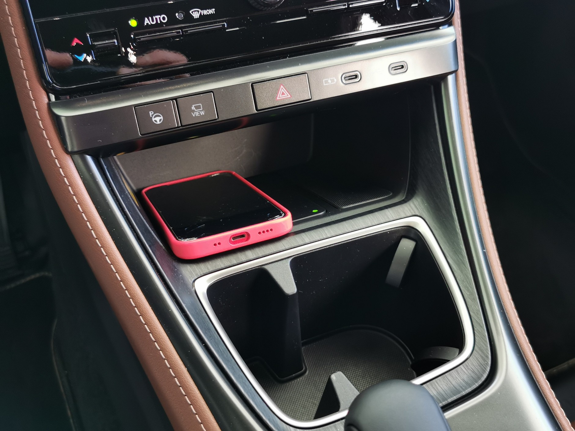 W tym trendownym aucie telefon nie zmieści się w poprzek –na zdjęciu widać jego poprawną pozycję na ładowarce indukcyjnej. Jak myślicie, co się dzieje na zakręcie?