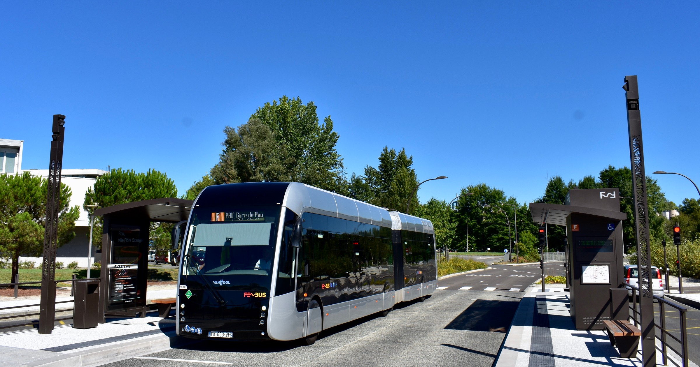 Autobus wodorowy Van Hool we francuskim mieście Pau