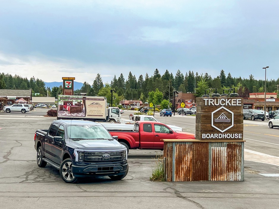 Przyjazd Fordem F-150 Lightningiem do miasteczka truckerów Truckee, 800 km na północ od Los Angeles