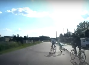 Okrutna zabawa. Dziecko wepchnęło kolegę pod jadące auto