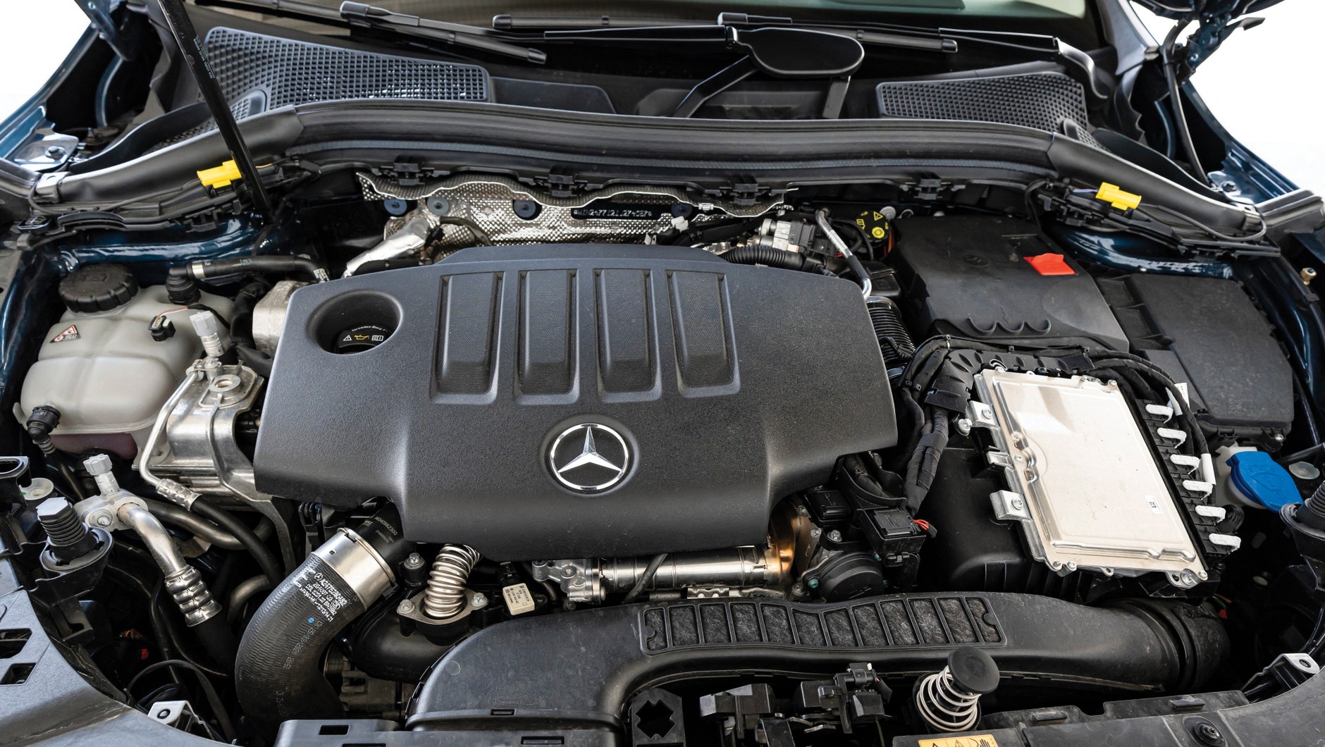 Mercedes GLA: cztery cylindry, dwa litry pojemności skokowej, 150 KM i 320 Nm dostępne przy 1400 obrotach na minutę. Ośmiobiegowa skrzynia ma dwa sprzęgła, prędkość maksymalna 208 km/h
