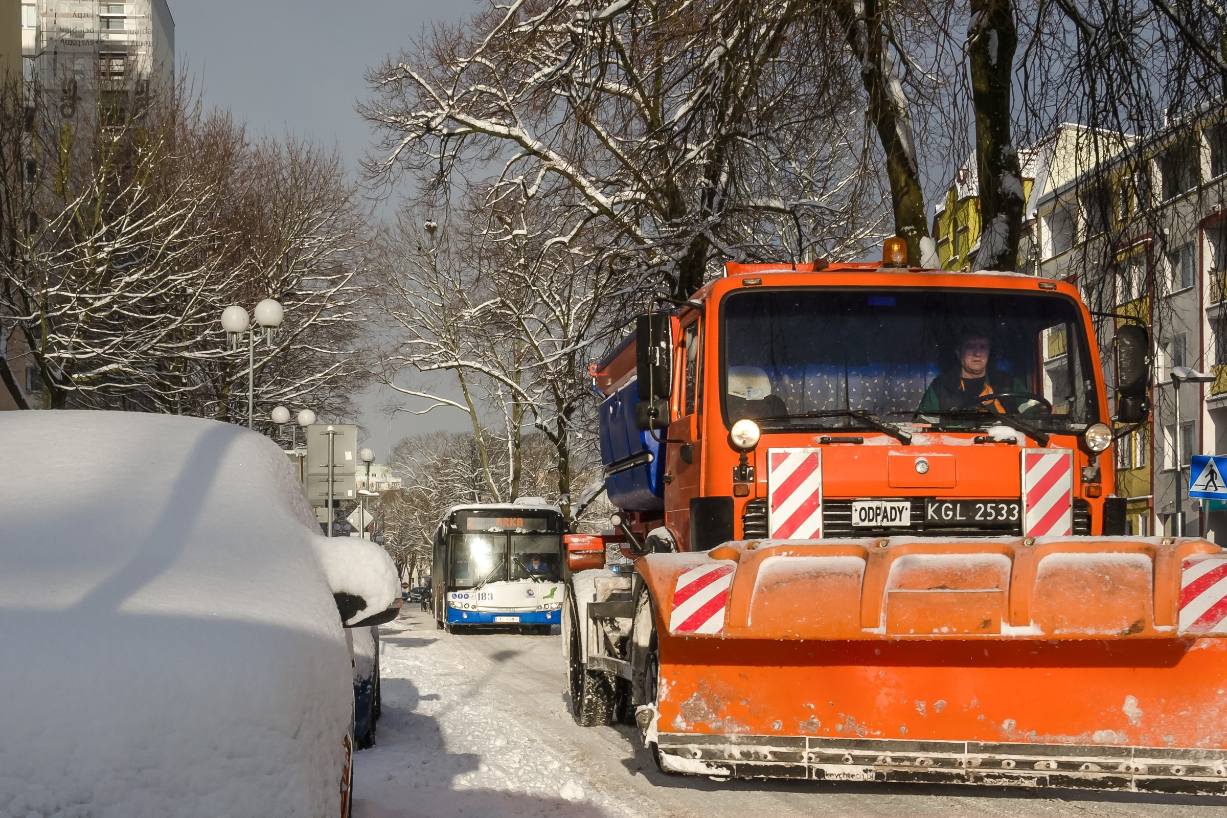 Pługopiaskarka uszkodziła samochód? Kto ponosi odpowiedzialność?