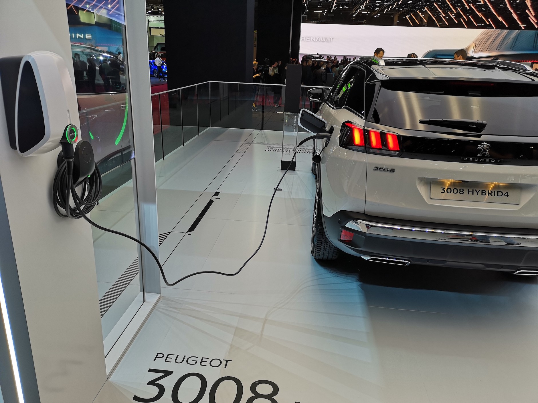 Peugeot na salonie samochodowym w Paryżu