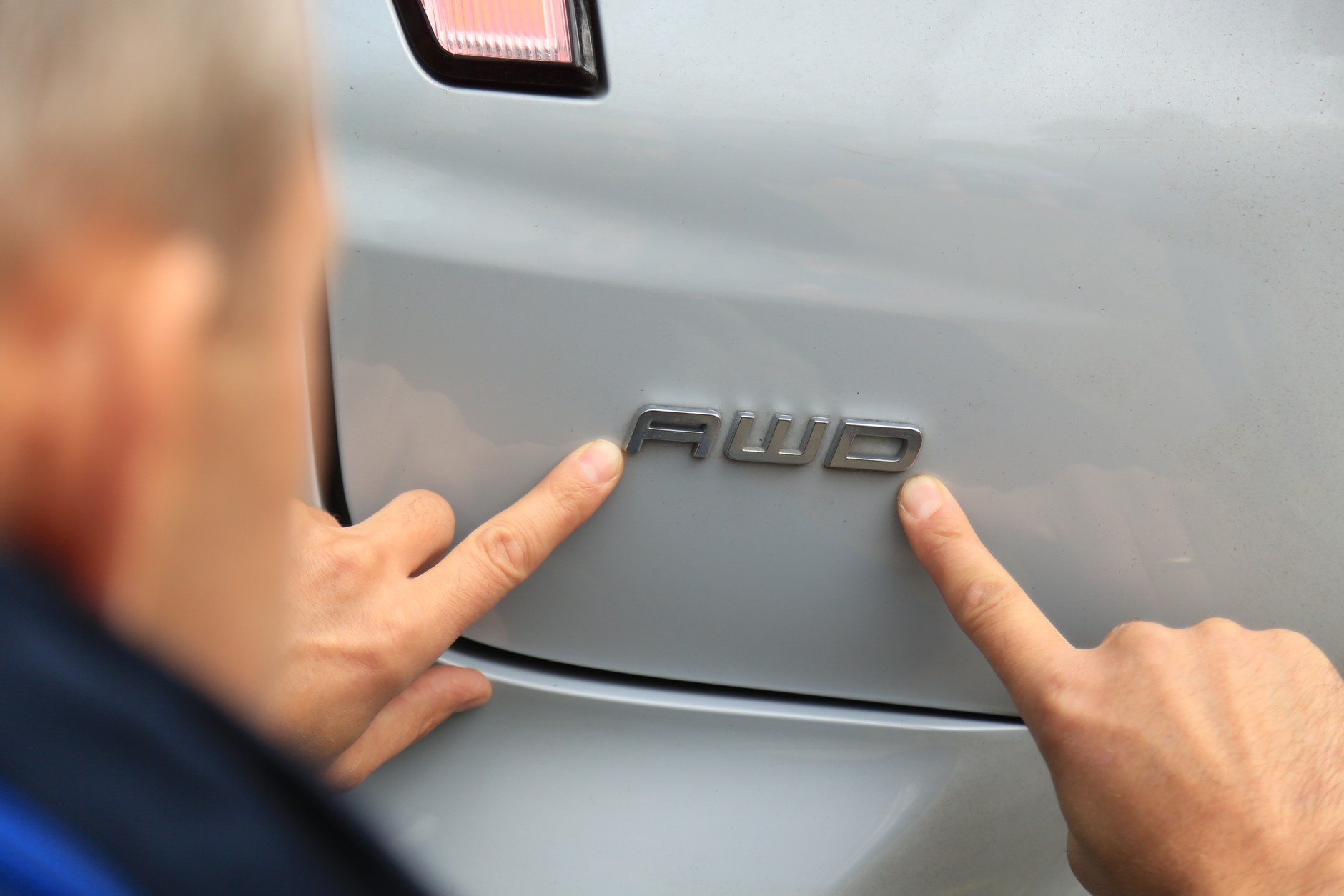 Duży zapas momentu obrotowego (580 Nm) mimo napędu 4x4 (preferencja tylnej osi) potrafi na śliskim z zaskoczenia ustawić auto bokiem.