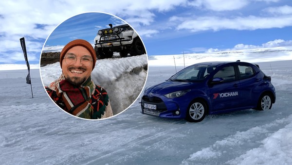 Toyota Yaris na torze Yokohamy na lodowcu na Islandii