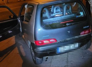 Uciekał przed policją kradzionym Fiatem Seicento. Wiózł towar do klienta