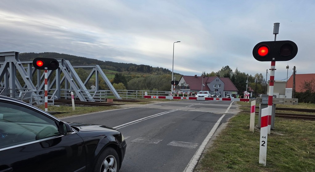 PKP PLK ma ponad 2500 przejazdów objętych monitoringiem wizyjnym. Kamery z co piątego przejazdu mają być docelowo wpięte w automatyczny system wystawiania mandatów, którego operatorem jest CANARD.