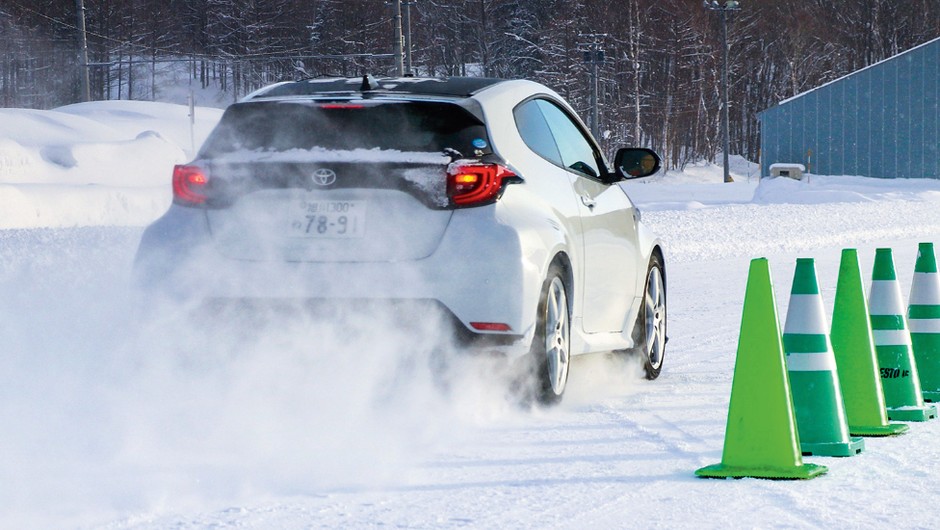 To nie zwykły, miejski Yaris, a sportowy model GR, który przed oponami stawia poważne wyzwania. Testujemy opony w rozmiarze stosowanym zwykle w sportowych kompaktach. 