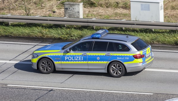 Radiowóz niemieckiej policji na autostradzie