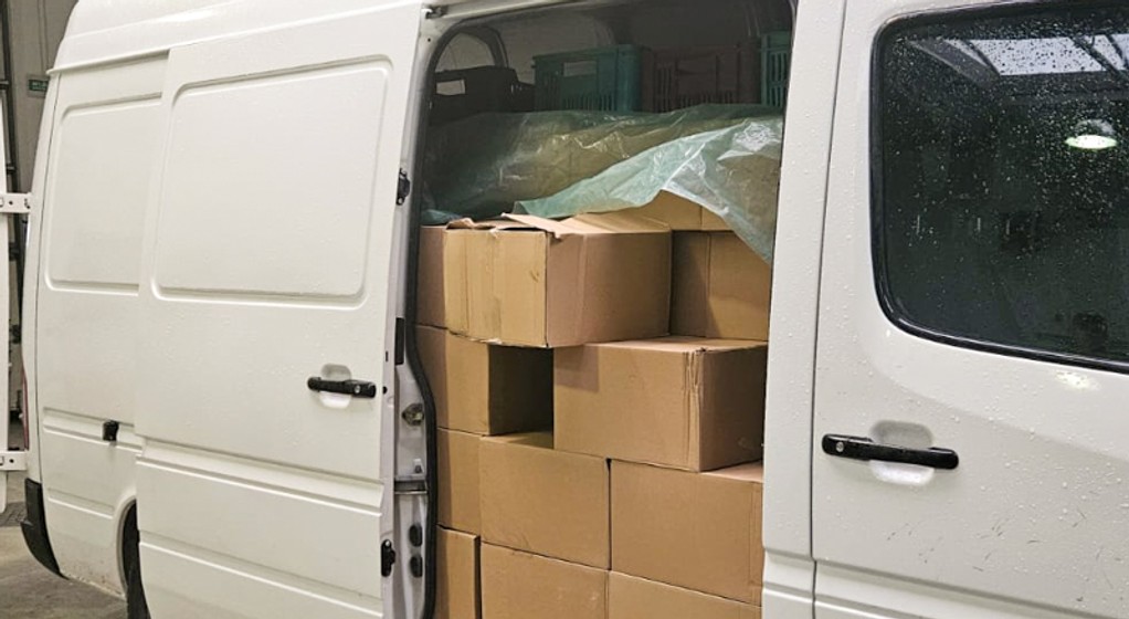 W sztucznym bałaganie 70-latek ukrył ładunek nielegalnego spirytusu