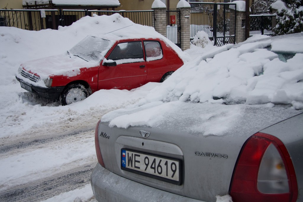 Odśnieżanie samochodu to obowiązek kierowcy, jednak trzeba pamiętać, by robić to umiejętnie