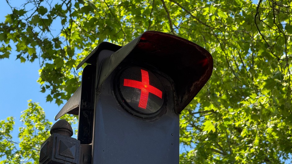 Sygnalizacja świetlna ze świecącym plusem we Francji