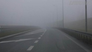 Mgła, że widać tylko na 100 metrów. Masz prawo włączyć światła przeciwmgłowe tylne?