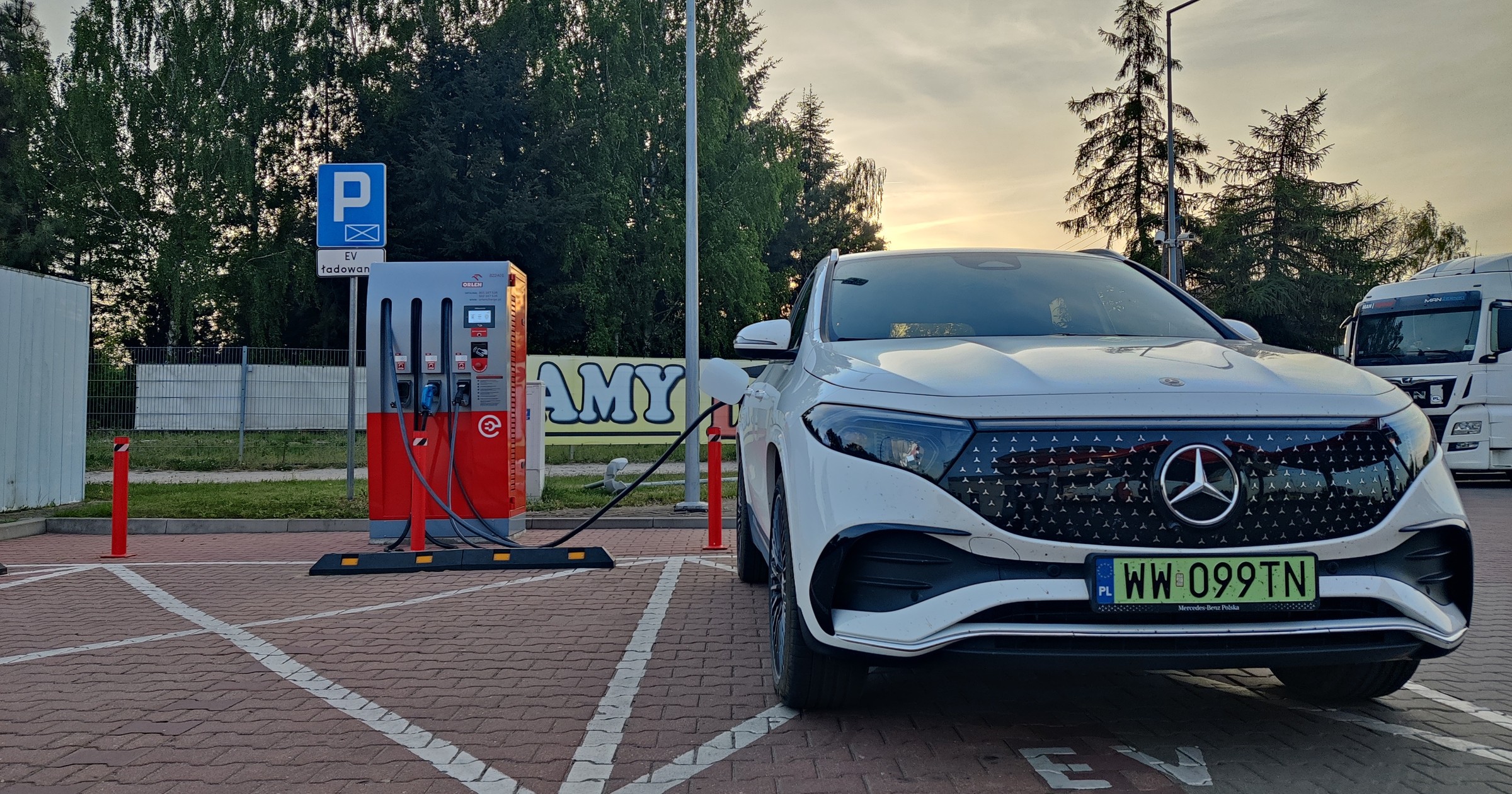 Ładowanie Mercedsa EQA 300 na ładowarce 100 kW