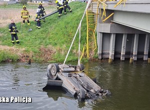 Pijany kierowca przebił barierki i wpadł do rzeki. To cud, że przeżył!