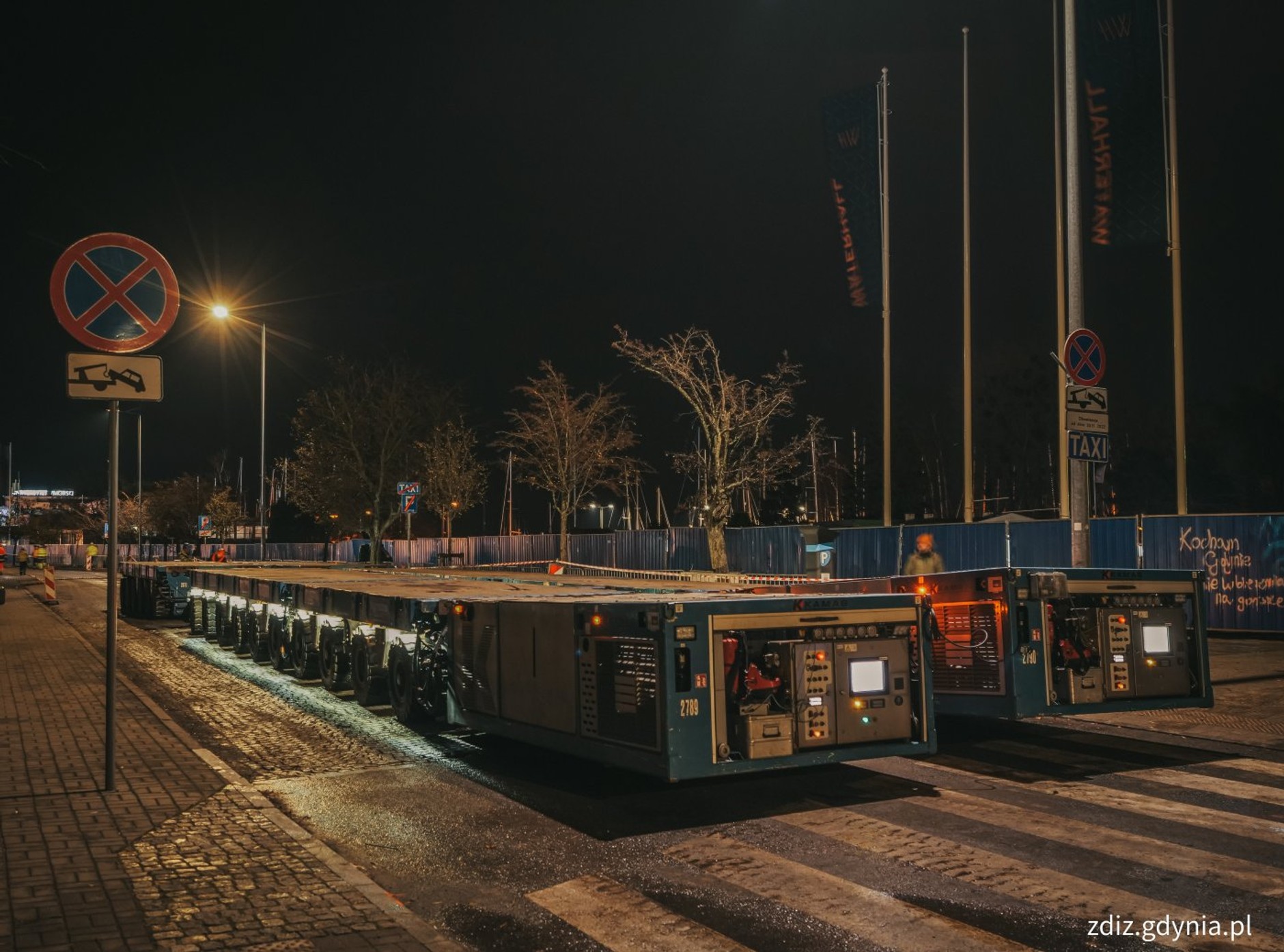 Platforma, po której transportowany był ORP Sokół