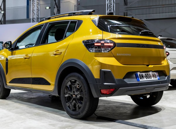 1590 km zasięgu za 68000 zł. Dacia Sandero po liftingu drwi z chińskich aut [CENY]