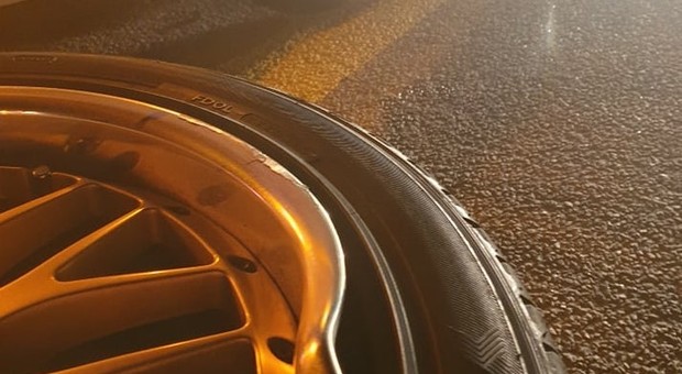Najechał na znak drogowy na jezdni. Zniszczył koła, nie dostał odszkodowania
