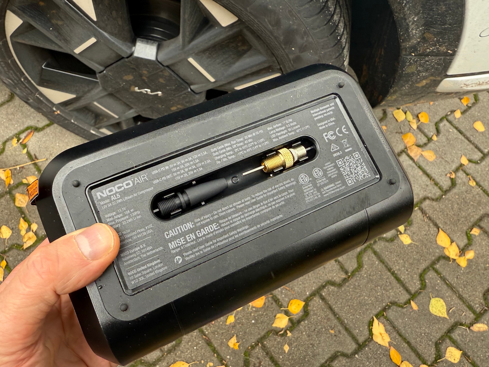 Od wewnętrznej strony znajduje się miejsce na kńcówki do pompowania