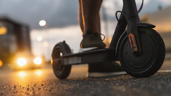 Policja ma nocami pełne ręce roboty. Co grozi za jazdę na hulajnodze po pijanemu?