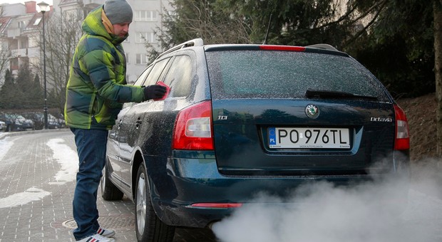 Szyby zamarznięte od środka. Warto wprowadzić nowy zwyczaj, zanim zostawisz auto na noc