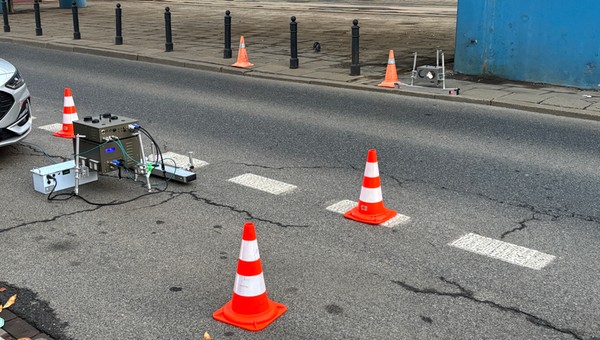 Ruszyły zdalne pomiary spalin w Warszawie. Auto przejeżdża i wszystko jest jasne