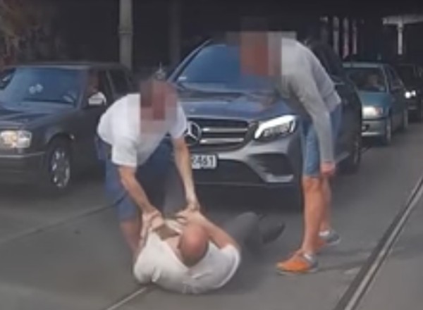 Wrocław: bójka kierowcy z pieszym na środku drogi [Nagranie]