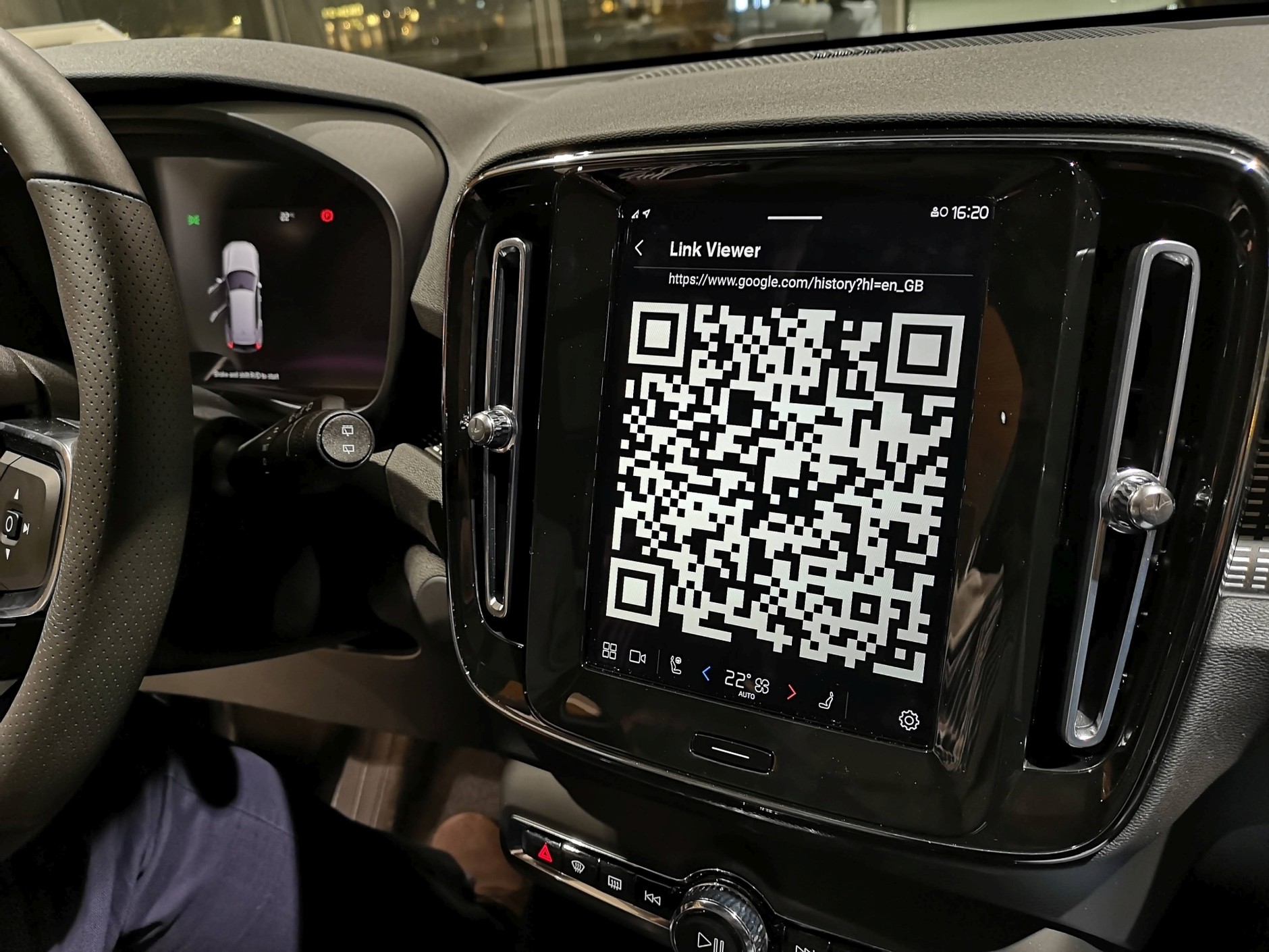 Kod QR do zalogowania się do samochodu z systemem Android Automotive