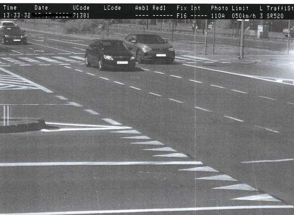 Dostał zdjęcie z fotoradaru, a na nim dwa samochody. Zdjęcie do kosza?