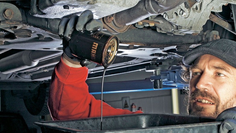 Wymiana filtra oleju to brudna robota