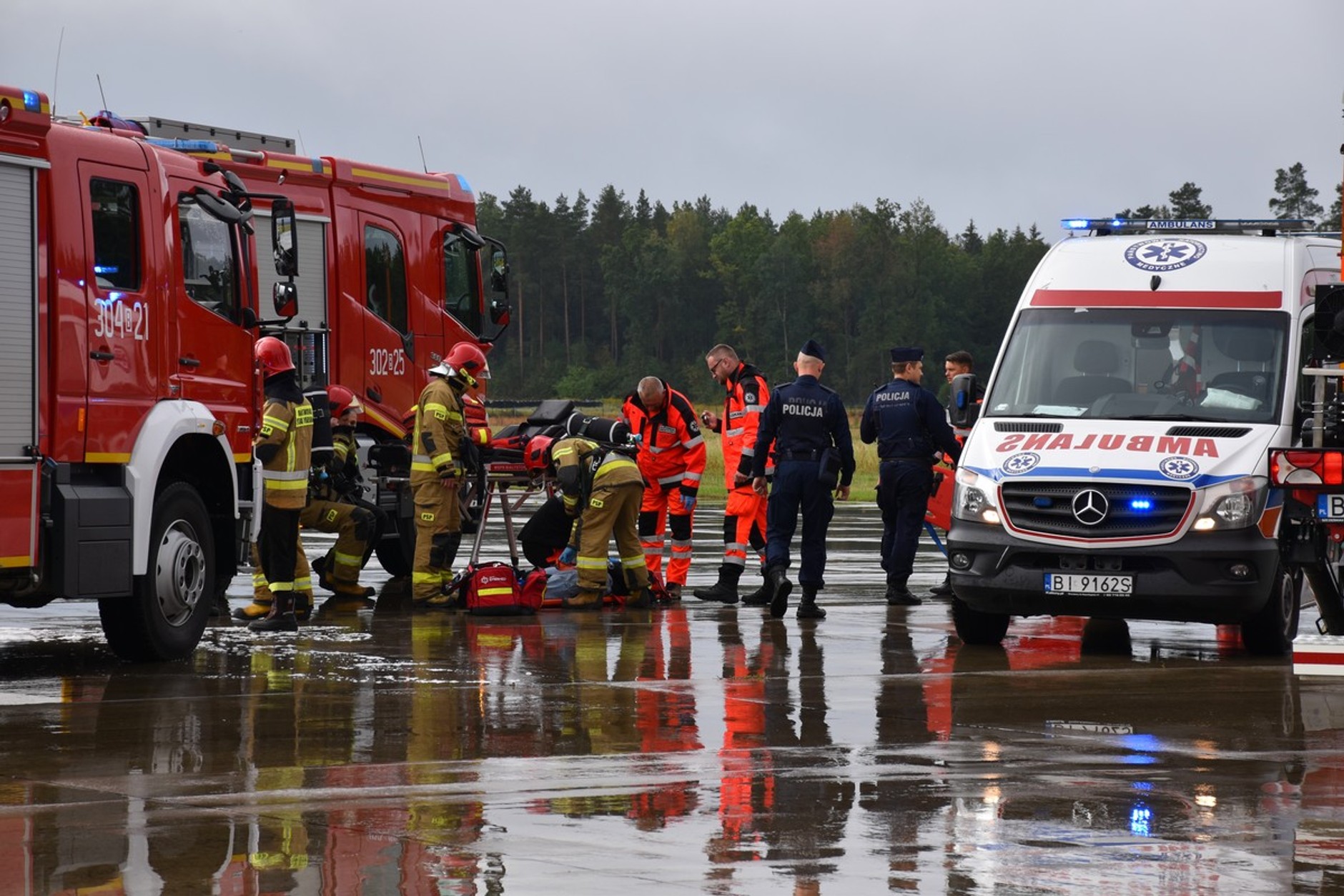 Zderzenie samochodu z samolotem. Ćwiczenia służb w Białymstoku