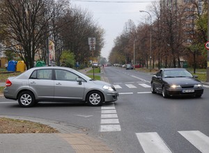 Kierowcy patrzą w prawo i jadą. Zapominają o lewej stronie na skrzyżowaniach równorzędnych