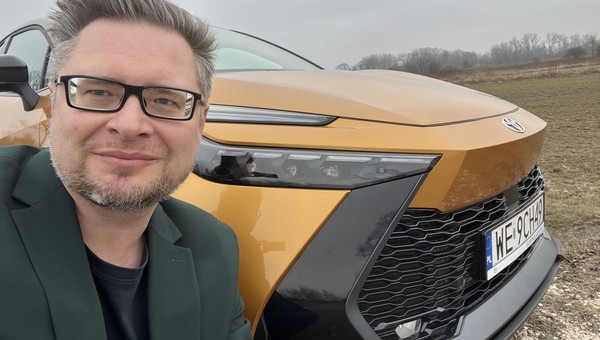 Pojeździłem aktualnym numerem 1 w Polsce. Toyota C-HR często mnie zaskakiwała. I raz przeraziła