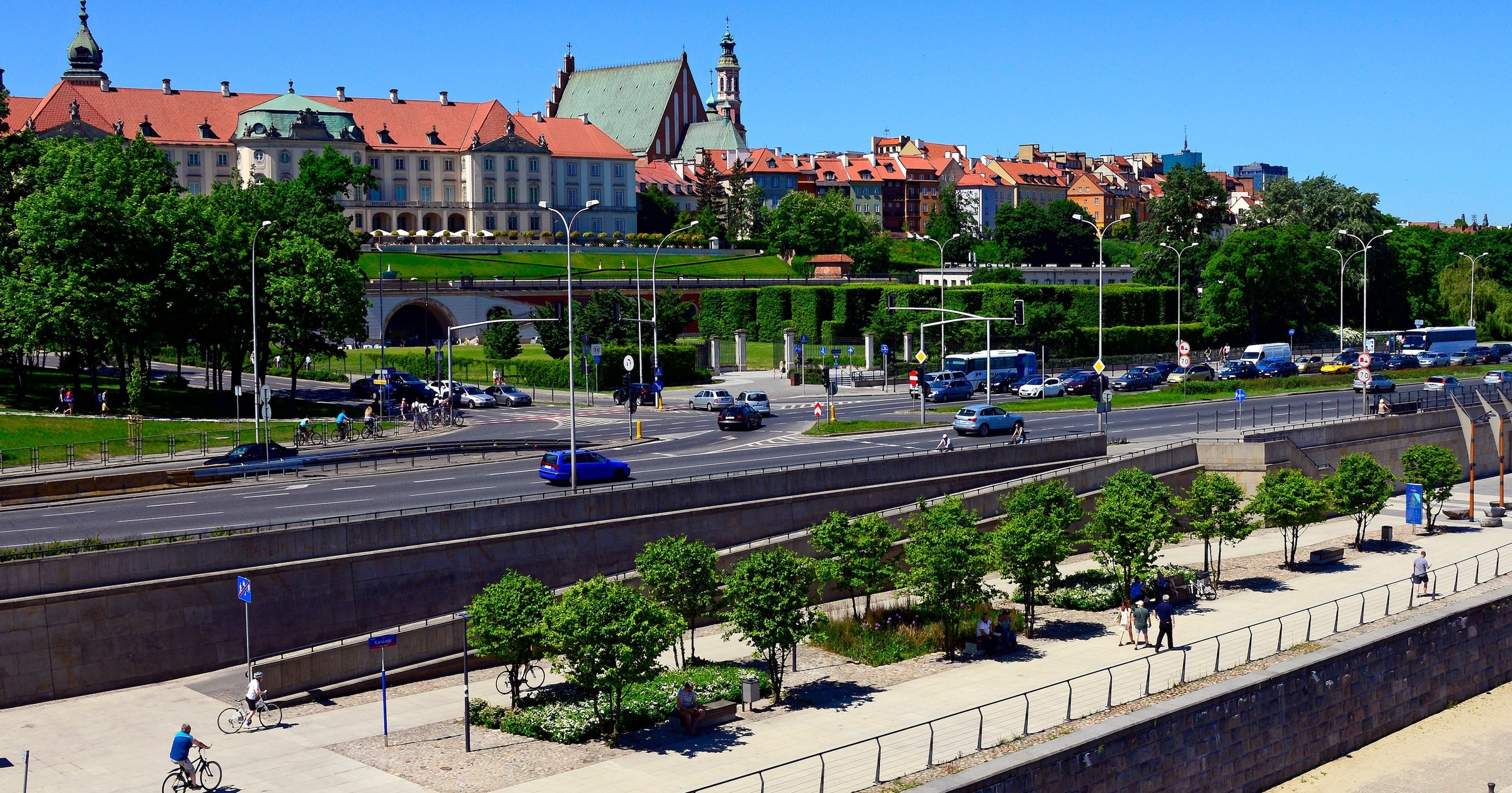 Wisłostrada w Warszawie na wysokości Zamku Królewskiego